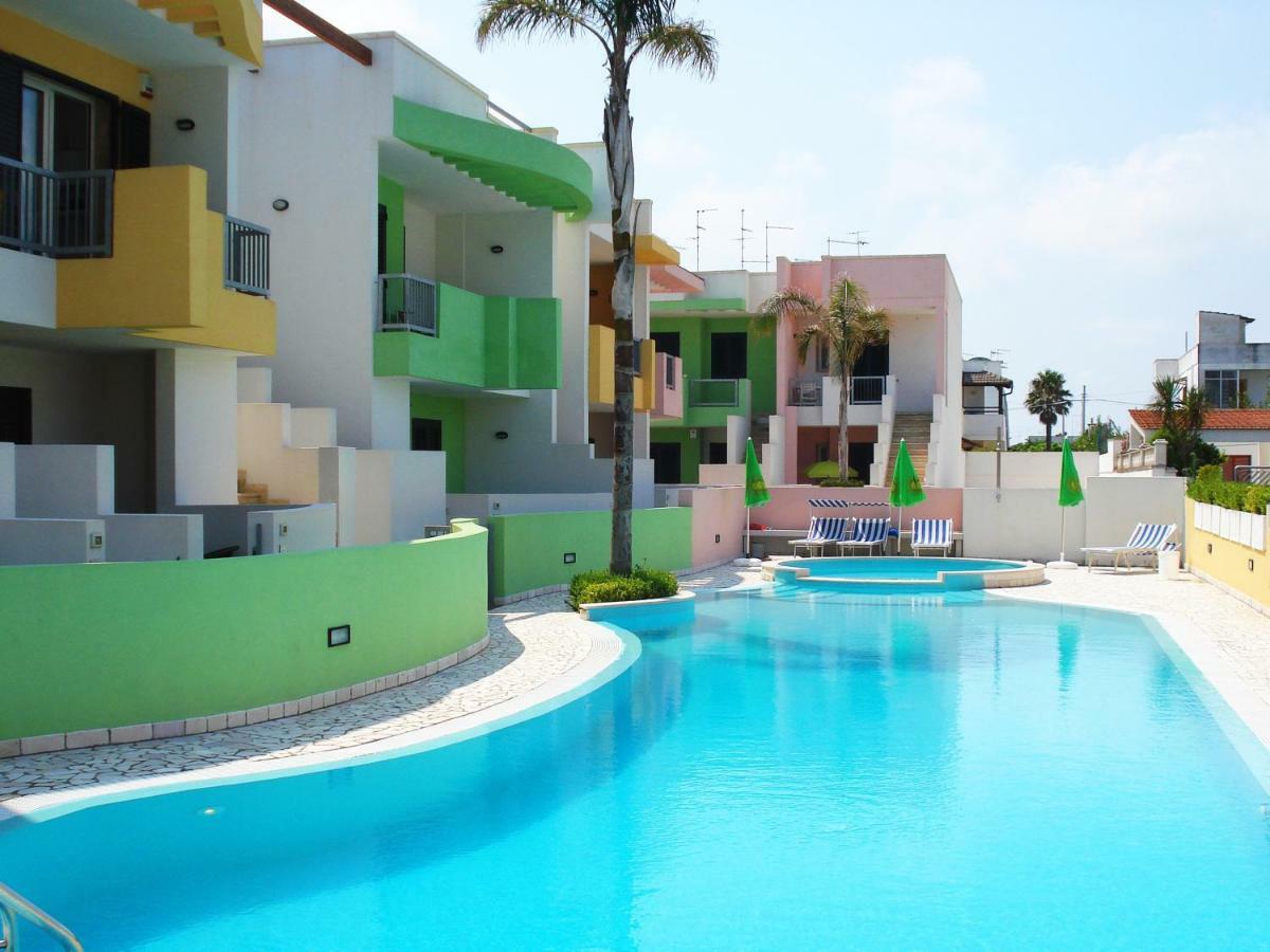 Con Piscina E Garage A 300 M Da Spiaggia E Centro Torre dell'Orso Bagian luar foto