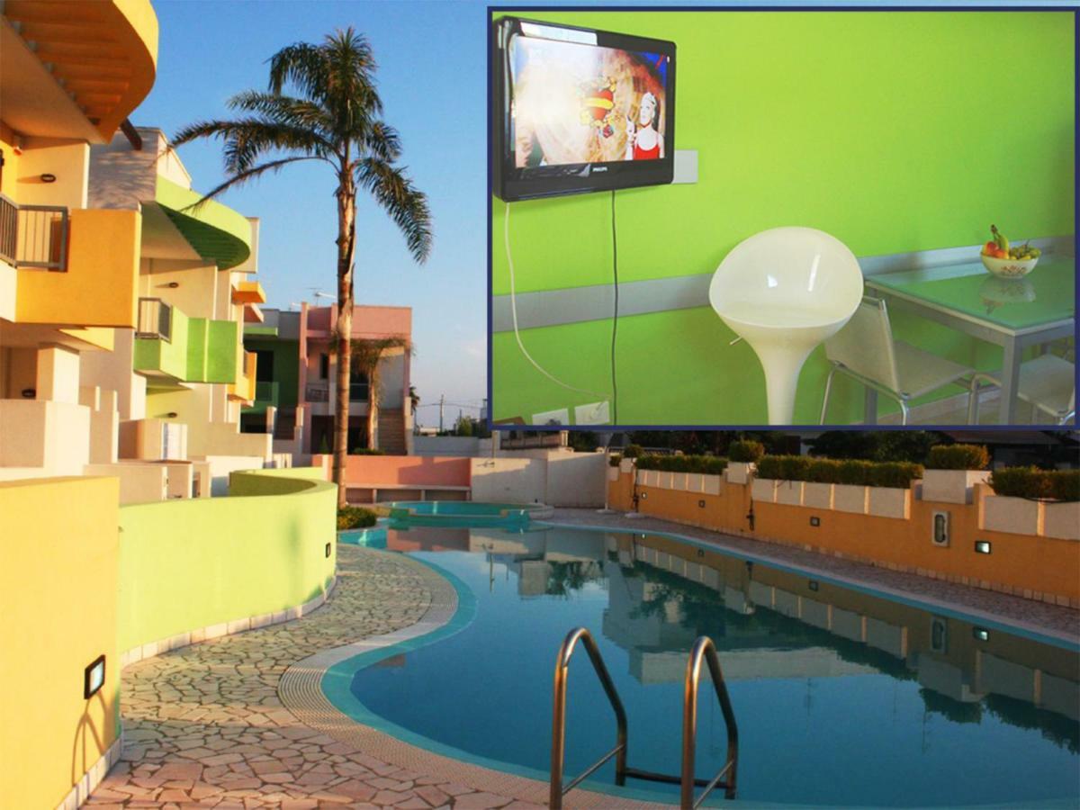 Con Piscina E Garage A 300 M Da Spiaggia E Centro Torre dell'Orso Bagian luar foto
